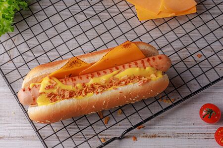 Хот-дог Сырный с куриной сосиской