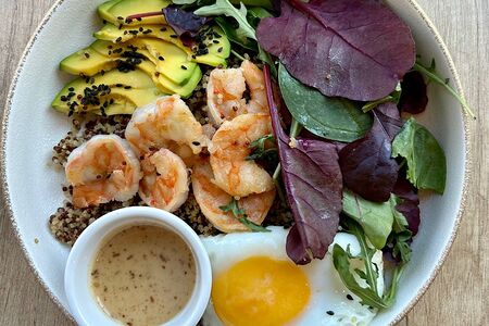 Киноа-боул с креветками и ореховым соусом