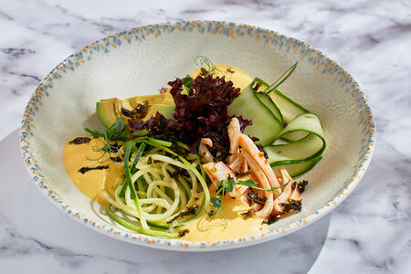 Морской салат с кальмаром и воздушным соусом манго-маракуйя