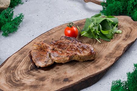 Стейк из cвинoй шеи