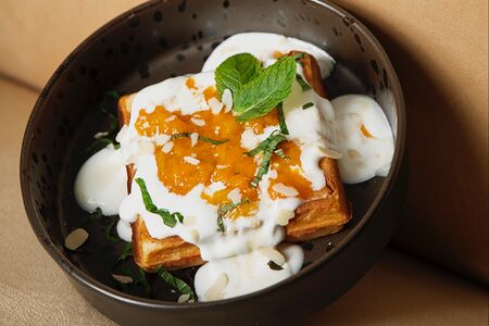 Вафля с манго и кокосовым кремом