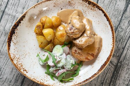 Медальоны из cвинoй вырезки в пивном соусе