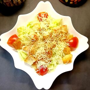 Салат Цезарь с курицей