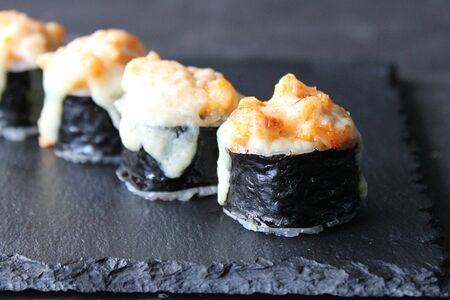 Запечённый ролл с креветкой