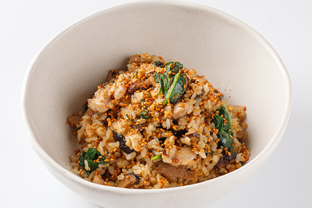 Жареный рис с курицей и грибами