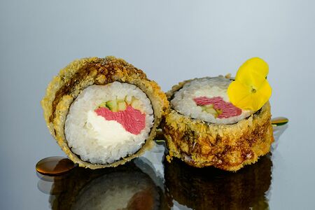 Жареный ролл с тунцом