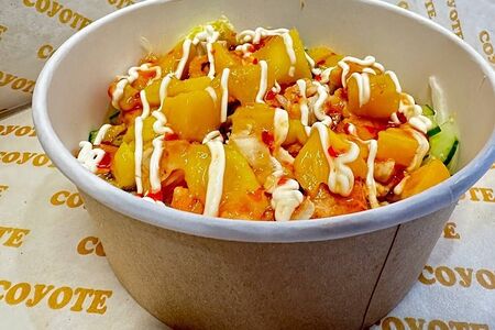 Салат с курицей и манго