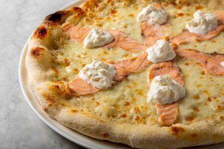 Пицца форель и страчателла