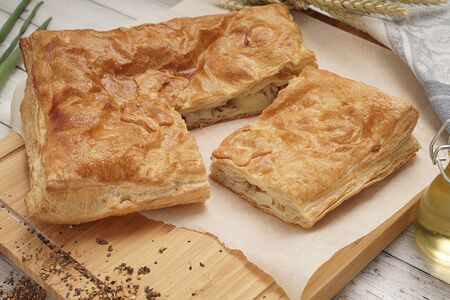 Пирог слоеный с курицей и картофелем