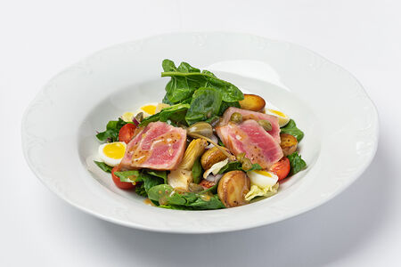 Нисуаз с тунцом, печеным перцем и медовой заправкой