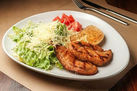 Салат Цезарь с куриным филе