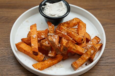 Батат фри с трюфельным соусом и пармезаном