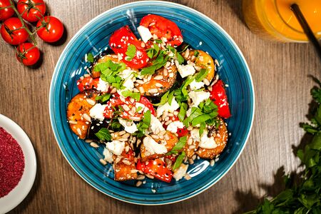 Салат с хрустящими баклажанами