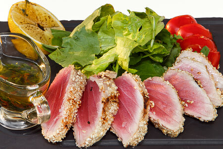 Филе тунца с бакинскими томатами и микс салата