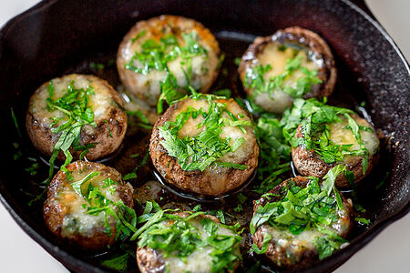 Шампиньоны с чесноком и петрушкой