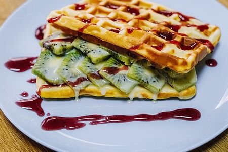 Вафли с киви и сгущёнкой