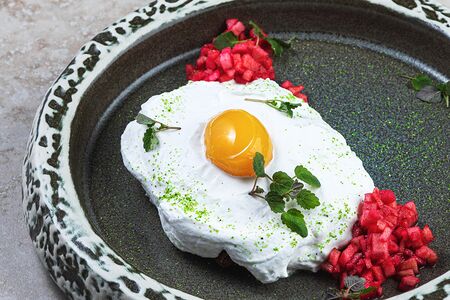 Брауни с кокосовым кремом, манго и маракуя