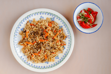 Узбекский плов с бараниной и салатом ачик-чук