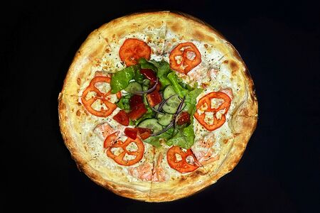 Пицца с лососем