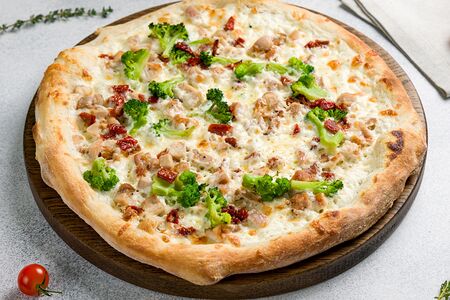 Пицца с курицей и брокколи