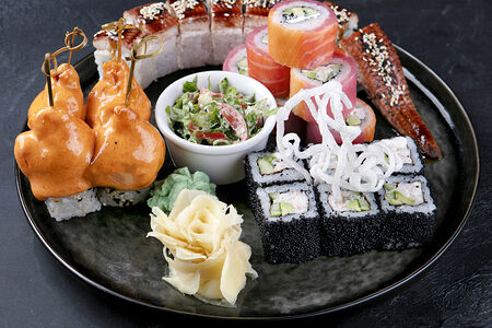 Плато с роллами