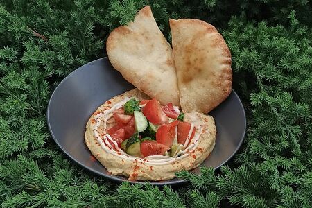 Хумус со свежими овощами и питой