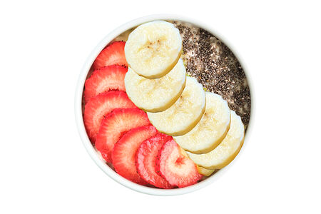 Овсяная каша с бананом, клубникой и чиа