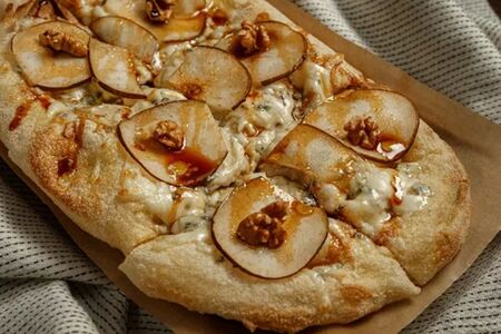 Пицца Груша-горгонзола