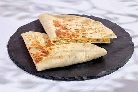 Кесадилья с белым соусом