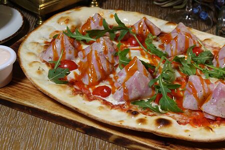 Пицца с домашней ветчиной