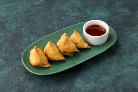 Индийская самоса с картофелем и зеленым горошком