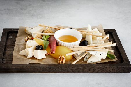 Антипасти из твердых сыров