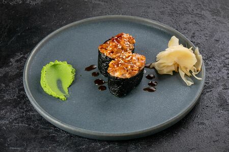 Запеченные суши с лососем