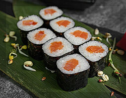 Ролл с лососем