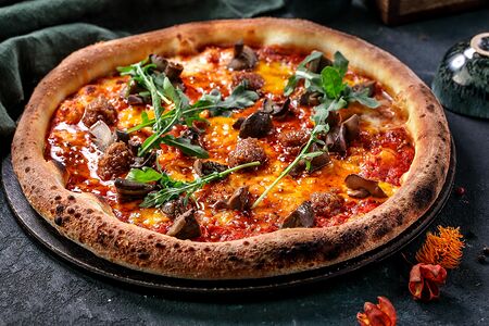 Пицца с лесными грибами, сыром, соусом из трюфеля и джемом из бекона