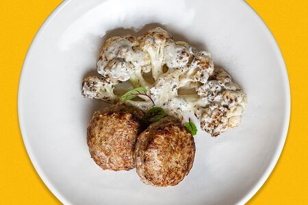 Котлета из индейки со стейком из цветной капусты