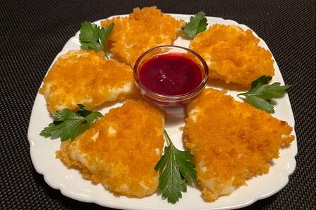 Жареный Сулугуни со сладким соусом в сухарях