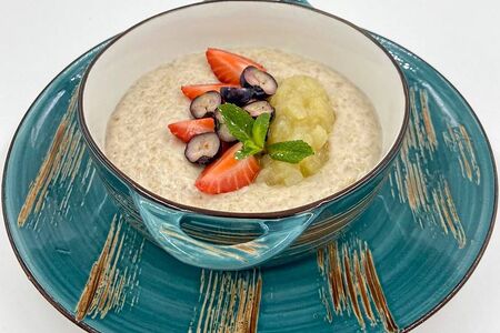 Каша овсяная с грушей и ягодами