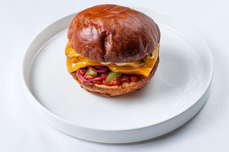 Бургер с томлёными свиными рёбрышками в дровяном смокере