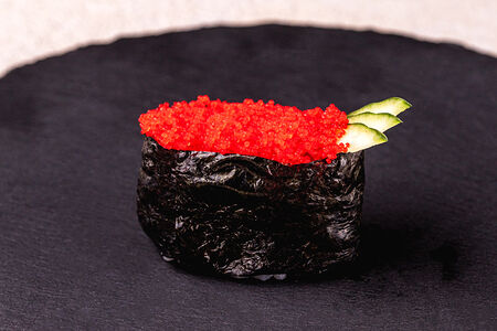 Суши с красной икрой летучей рыбы
