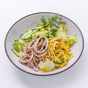 Салат с дальневосточным кальмаром
