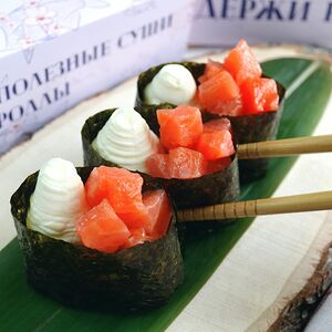 Гункан с лососем и сыром