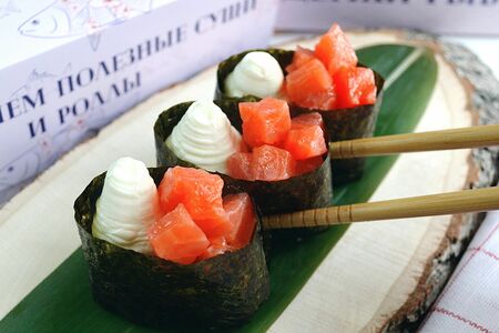 Гункан с лососем и сыром