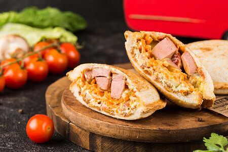 Закрытый сэндвич с сосиской