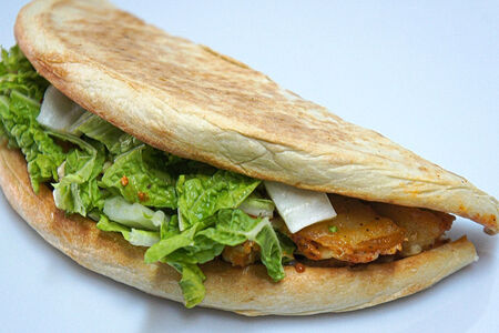 Закрытая пицца Классическая с салатом и курицей