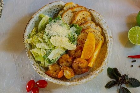 Цезарь с креветками на углях от шеф-повара