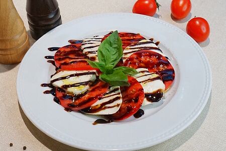 Капрезе с томатами