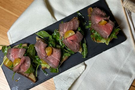 Брускетта с ростбифом