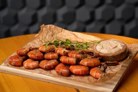 Фирменные креветки горячего копчения