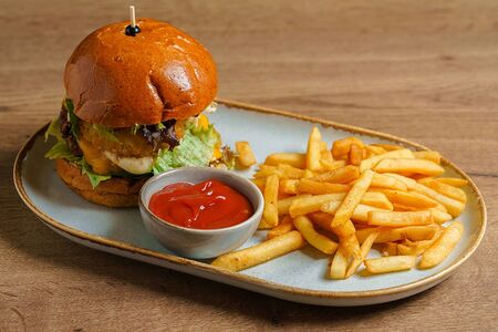 Бургер с говяжьей котлетой, медово-горчичным соусом и картофелем фри